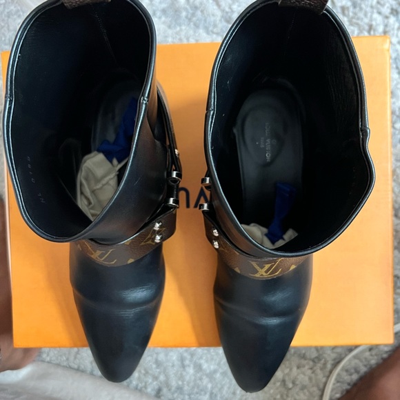 Comfy Louis Vuitton Booties. Excellent condition - Picture 5 of 7